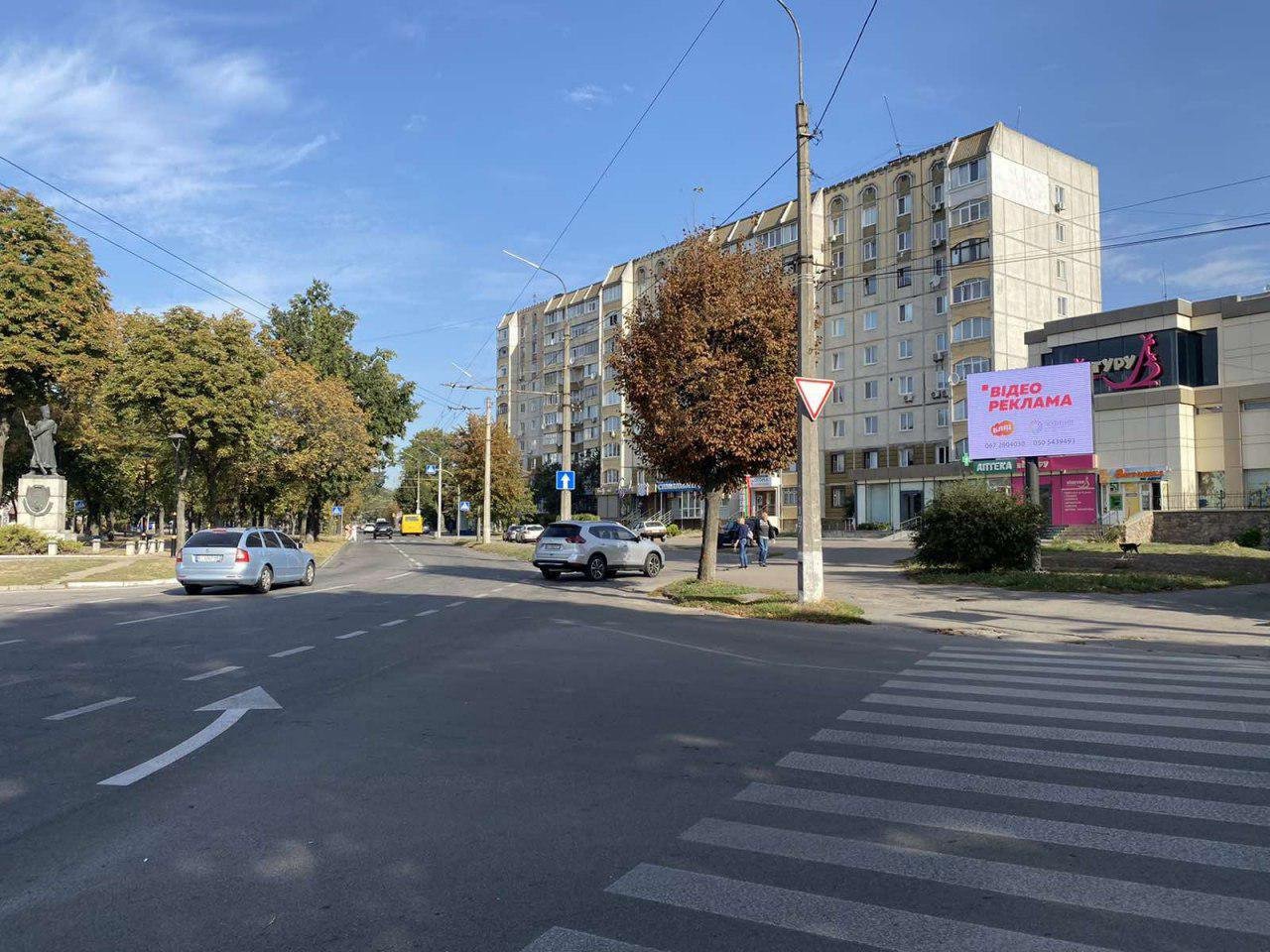 Б-р Олександрійський 20 біля "КЕНГУРУ"